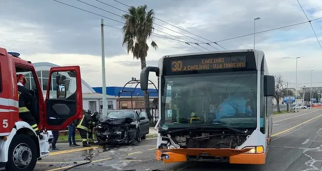 Cagliari. Auto contro bus in Viale Marconi