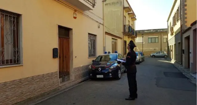 Rapina in casa: pensionato immobilizzato da tre uomini e derubato dei suoi 4 fucili