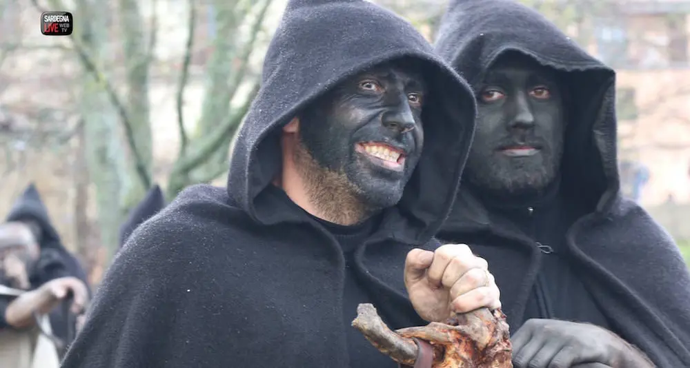 La pioggia danza con il Carnevale di Tonara. Migliaia di persone hanno assistito alla sfilata delle maschere della Barbagia