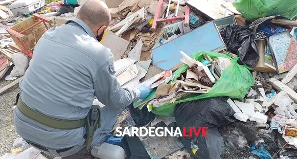 Furbetti dei rifiuti poco astuti: ecco cosa si trova nella discarica abusiva di viale Monastir. VIDEO