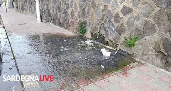 San Michele, tour tra i liquami fognari nei marciapiedi e muri che crollano. VIDEO