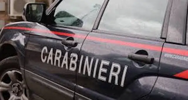 Vuole soldi e minaccia i nonni che l'hanno accolto in casa: arrestato 38enne