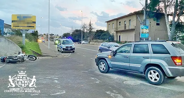 Auto contro moto in viale Elmas, centauro finisce al Brotzu