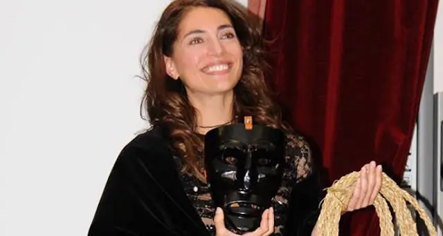 L'attrice Caterina Murino riceve il premio “Mumuthone e Issohadores ad honorem”