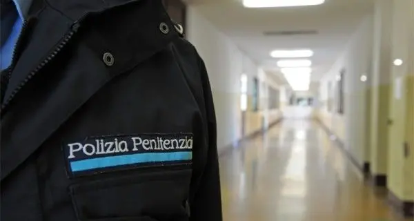 Detenuto aggredisce agente di polizia penitenziaria per non farsi perquisire