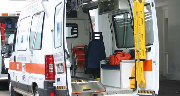 Scontro tra ambulanza e auto: 3 feriti