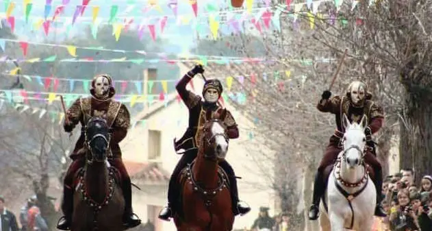 Il Carnevale a cavallo di Benetutti: emozioni e brividi tra i colori dell'isola