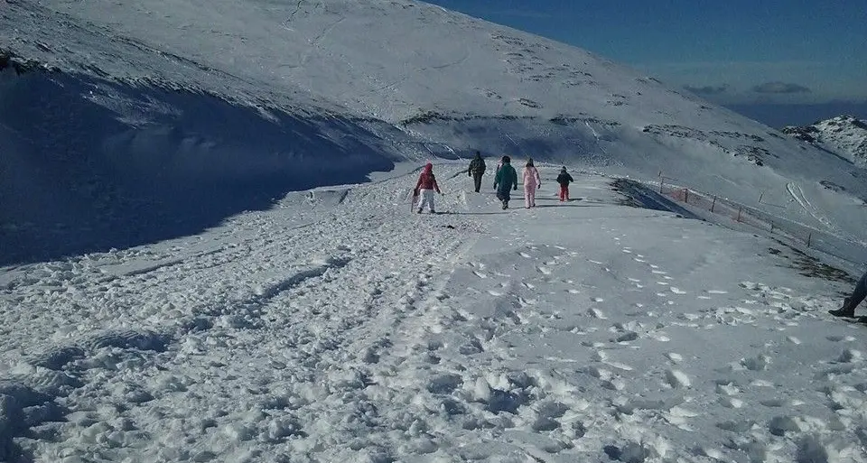 Sul Bruncu Spina con slittini, sci e snowboard