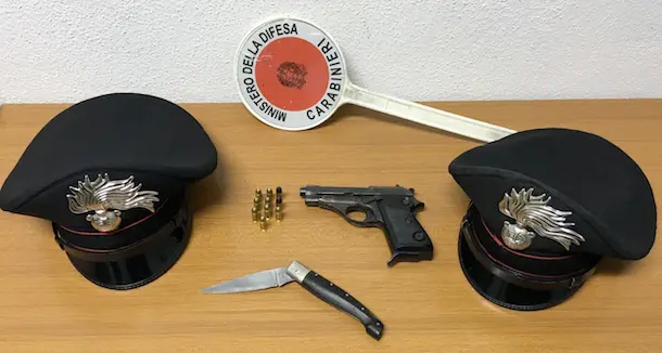 Non si ferma all'alt dei Carabinieri e viene trovato in possesso di un pistola con matricola abrasa: 31enne arrestato