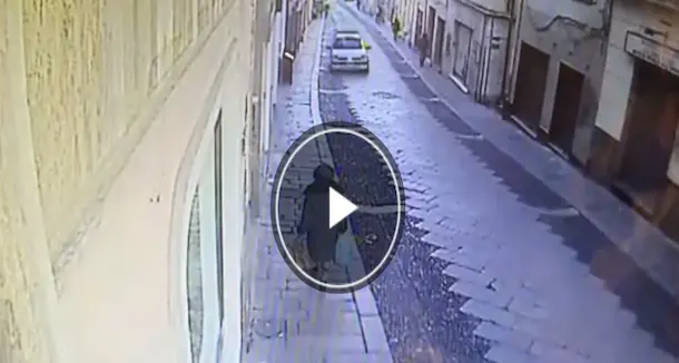 Anziana donna aggredita e scippata nel centro storico: le telecamere riprendono la scena. Ecco il video