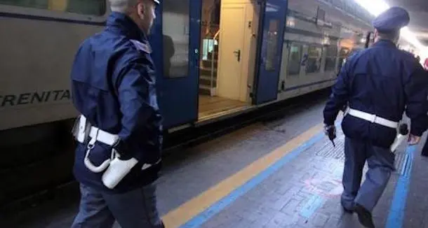 Chiede con insistenza l'elemosina e viene minacciato con un coltello: poliziotto fuori servizio seda la lite