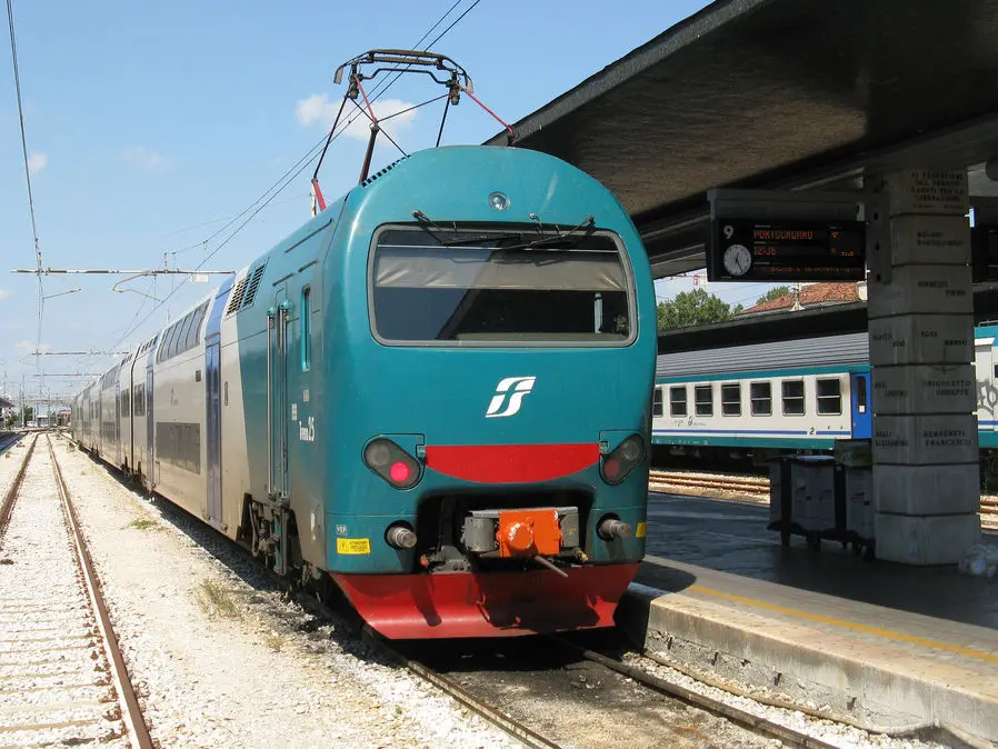 Tagliati i cavi della fibra: caos ferroviario tra Cagliari e Decimomannu