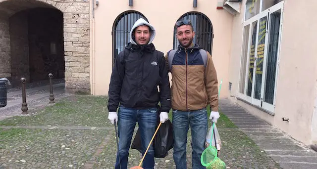 Raccolta delle cicche di sigaretta nel centro storico: l'esempio di due giovani