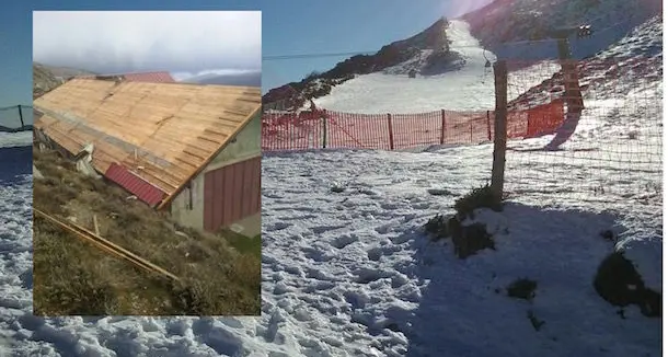 L'attesa degli appassionati di sci. Raffiche a 120 chilometri orari: danneggiato il rifugio di Bruncu Spina