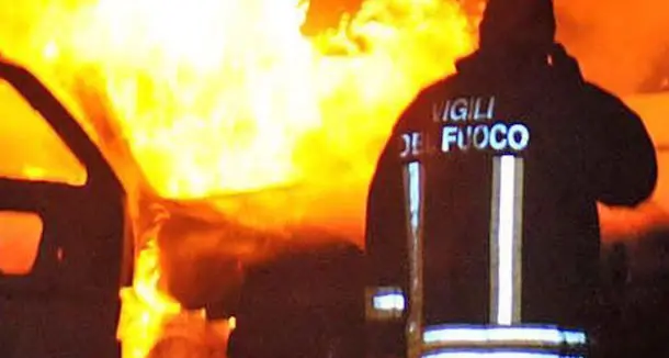 Mezzo in fiamme sulla statale 131 all'altezza di Macomer, traffico bloccato