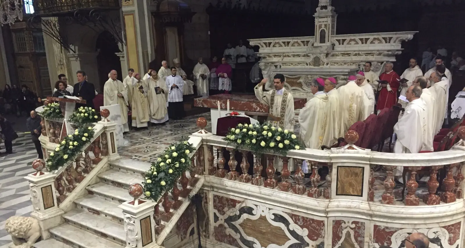 Inaugurato con una solenne concelebrazione eucaristica il nuovo altare della Cattedrale di Oristano