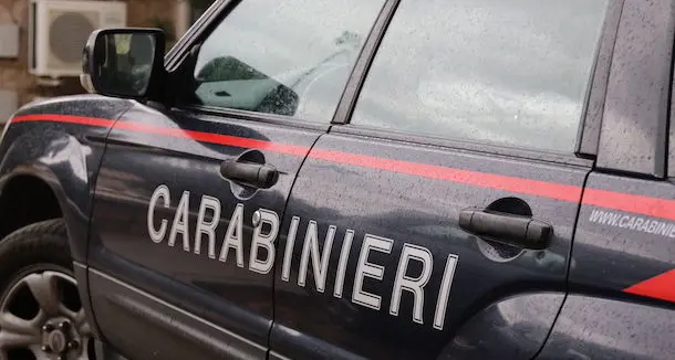 Ubriaco spara contro la casa del fratello per questioni di eredità: arrestato 46enne