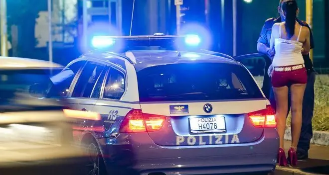 Ragazzo di 30 anni viene derubato da una prostituta e minacciato dal complice, due arresti