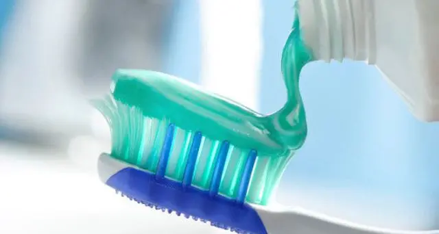 Il dentifricio a base di triclosan aumentarebbe il rischio di cancro