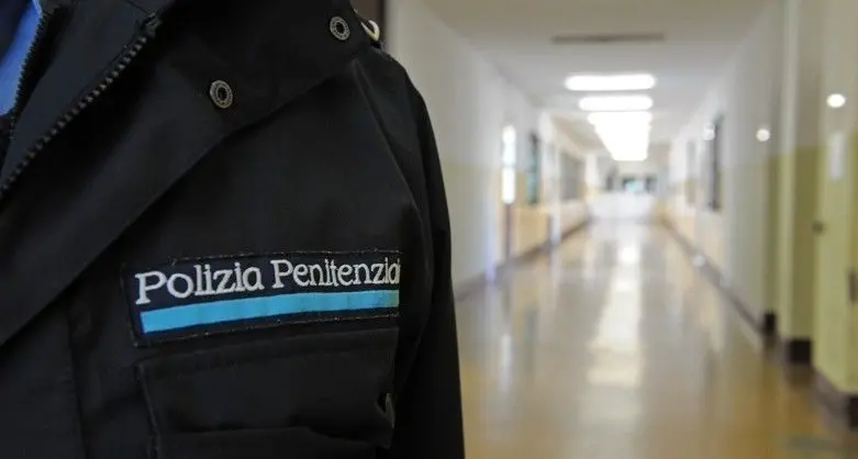 Ragazzo di 19 anni voleva consegnare la droga al fratello in carcere durante il colloquio, intervengono gli agenti della Polizia penitenziaria