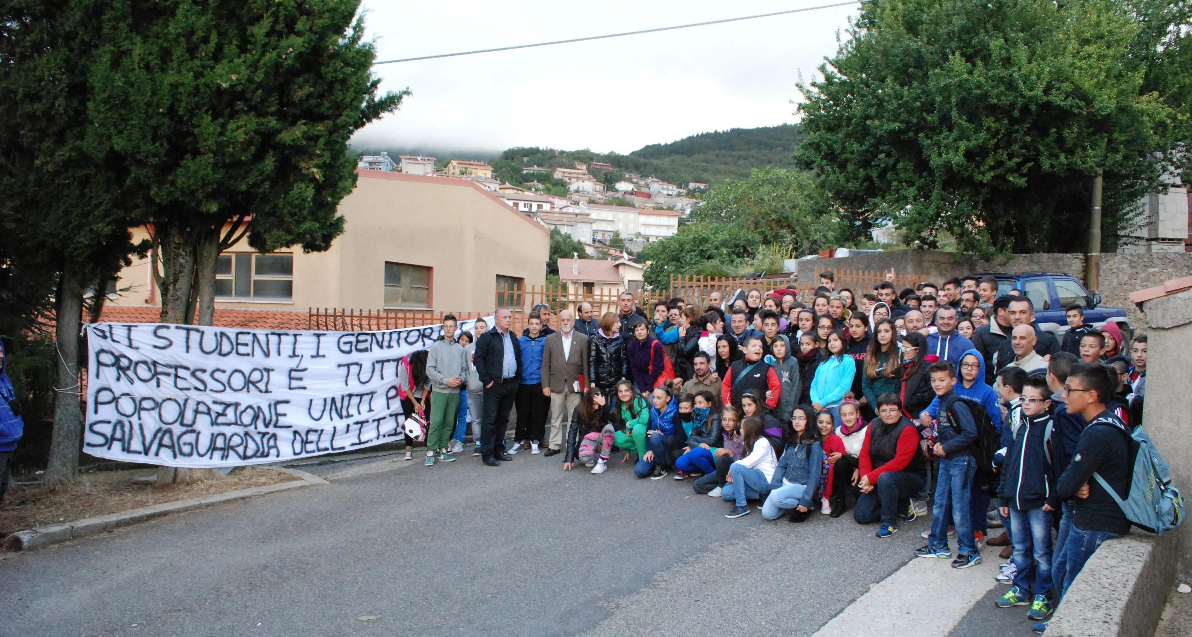 Tonara. Picchettaggio all'Industriale