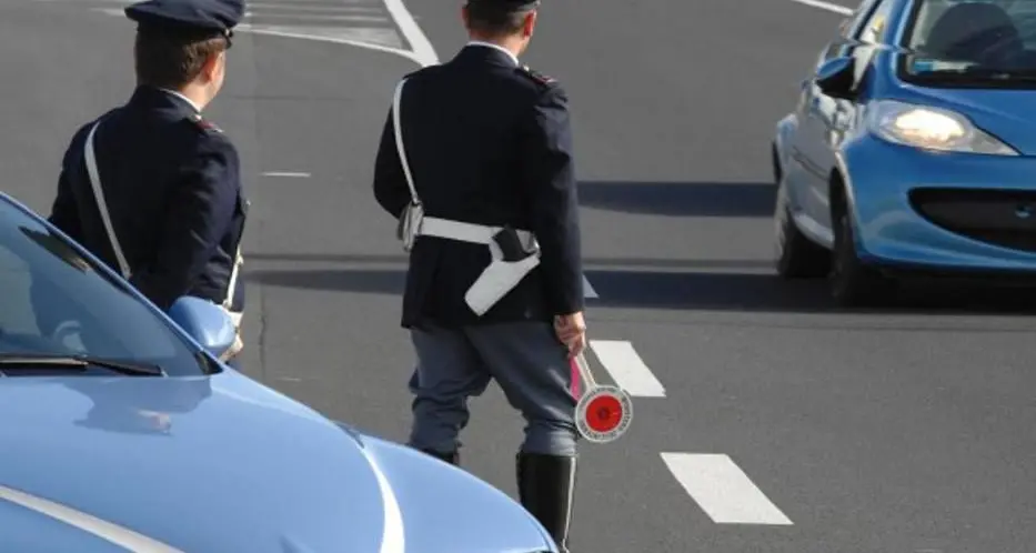 A 200 km/h sulla Statale 131: la Polizia stradale ritira sette patenti