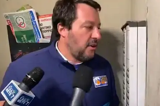 \"Buona sera signora, suo figlio \\u00E8 uno spacciatore?\". Cos\\u00EC l\\'ex ministro dell\\'Interno Matteo Salvini, si \\u00E8 rivolto suonando un citofono di via Deledda, nel cuore del quartiere popolare del Pilastro a Bologna. E\\' stata Annarita Biagini, una donna di mezza et\\u00E0, fan del leader leghista, a indicare questo citofono e ad accompagnare Salvini in un giro nel quartiere.\\nANSA/FERMO IMMAGINE VIDEO\\n+++EDITORIAL USE ONLY - NO SALES+++