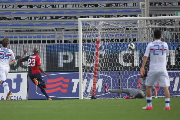 CAGLIARI, ITALY - MARCH 10:   Victor Ibarbo of Cagliari scoring 3-0 during the Serie A match between Cagliari Calcio and UC Sampdoria at Stadio Sant\\'Elia on March 10, 2013 in Cagliari, Italy.  (Photo by Enrico Locci/Getty Images)