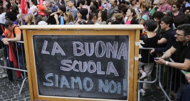 Studenti in piazza per protestare contro la \"Buona scuola\" del Governo Renzi, scattano misure di sicurezza