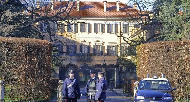 \"La banca mi ha tolto il credito\". Sarebbe questo il motivo per cui il giovane imprenditore di Cagliari si è dato fuoco davanti alla villa di Berlusconi