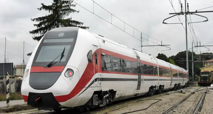 Il treno veloce si blocca e lascia a terra i passeggeri