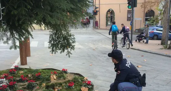 Due 20enni nuoresi sorpresi a rubare addobbi natalizi