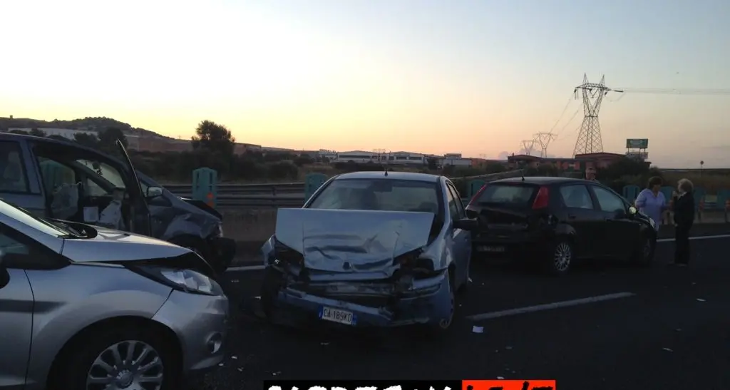 Maxi incidente: 6 macchine e 2 pullman coinvolti