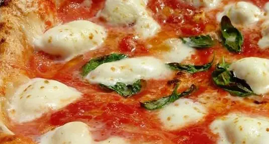 Avezzano. Trasporta della pizza in macchina: multa di 3 mila euro