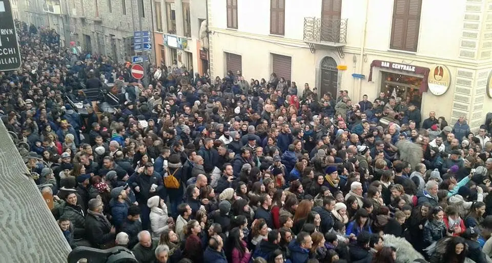 Folla nelle Cortes, Fonni si propone su nuovi mercati