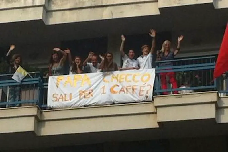 Papa: affetto cagliaritani,\"Checco sali a prendere un caff\\u00CB\"Cartello durante percorso verso Largo Carlo Felice
