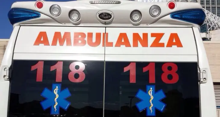 90enne cade sul fuoco: ustioni di secondo e terzo grado