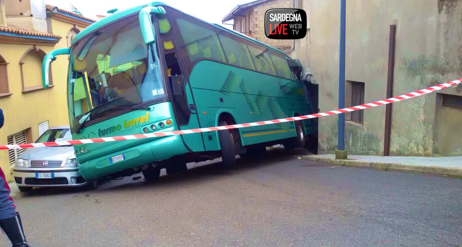 Incidente spettacolare a Fonni durante le Cortes Apertas: pullman si incastra nelle vie del centro