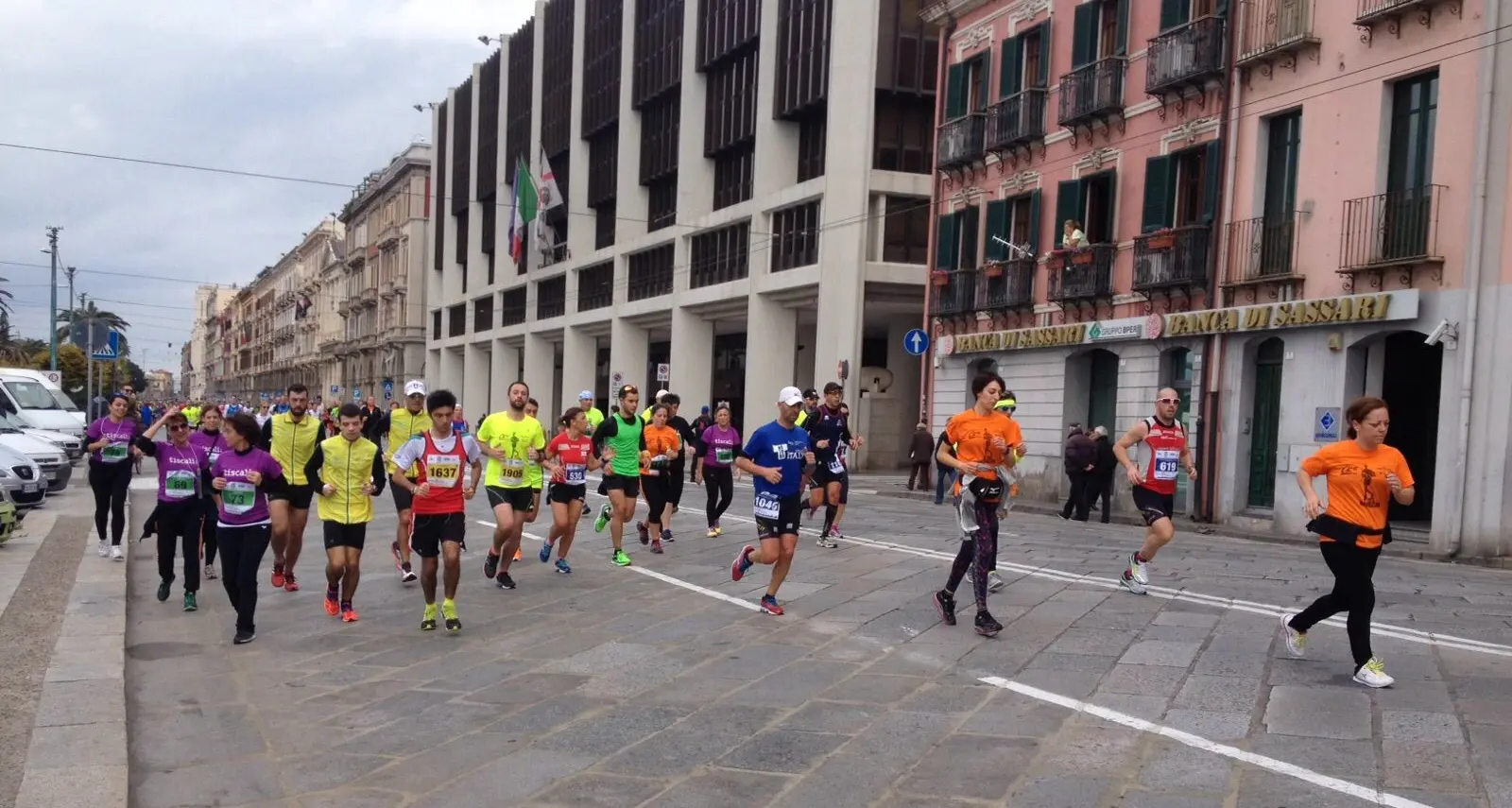 CagliariRespira. Duemilacinquecento paia di scarpette da corsa per le strade della città