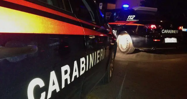 Sorprende un uomo all'interno della sua azienda e lo uccide