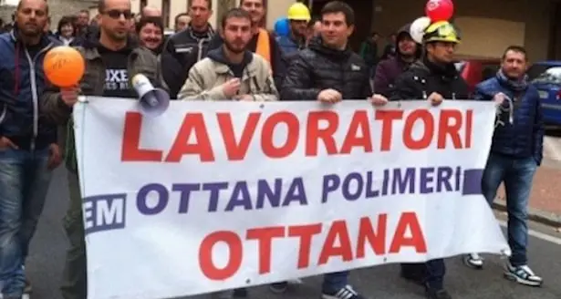 Sit-in davanti alla sede della Prefettura: \"Se chiude l'area industriale di Ottana in questo territorio si muore\"