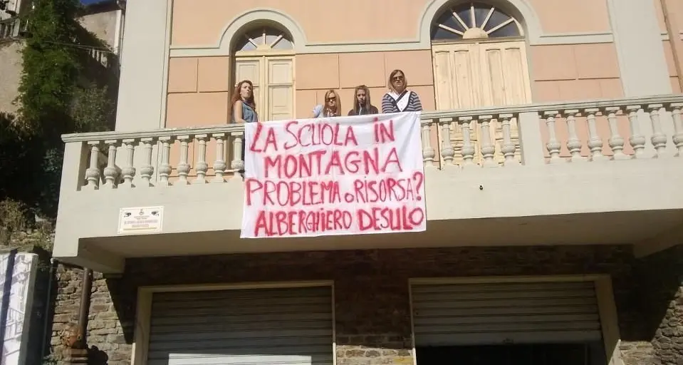 Desulo. Cancellata la prima classe dell'Alberghiero. Il sindaco Littarru ai politici: \"Se avete un po' di dignità vergognatevi\"