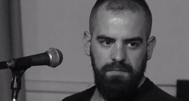 Poesia in limba, Carlo Crisponi ricorda le vittime di Parigi