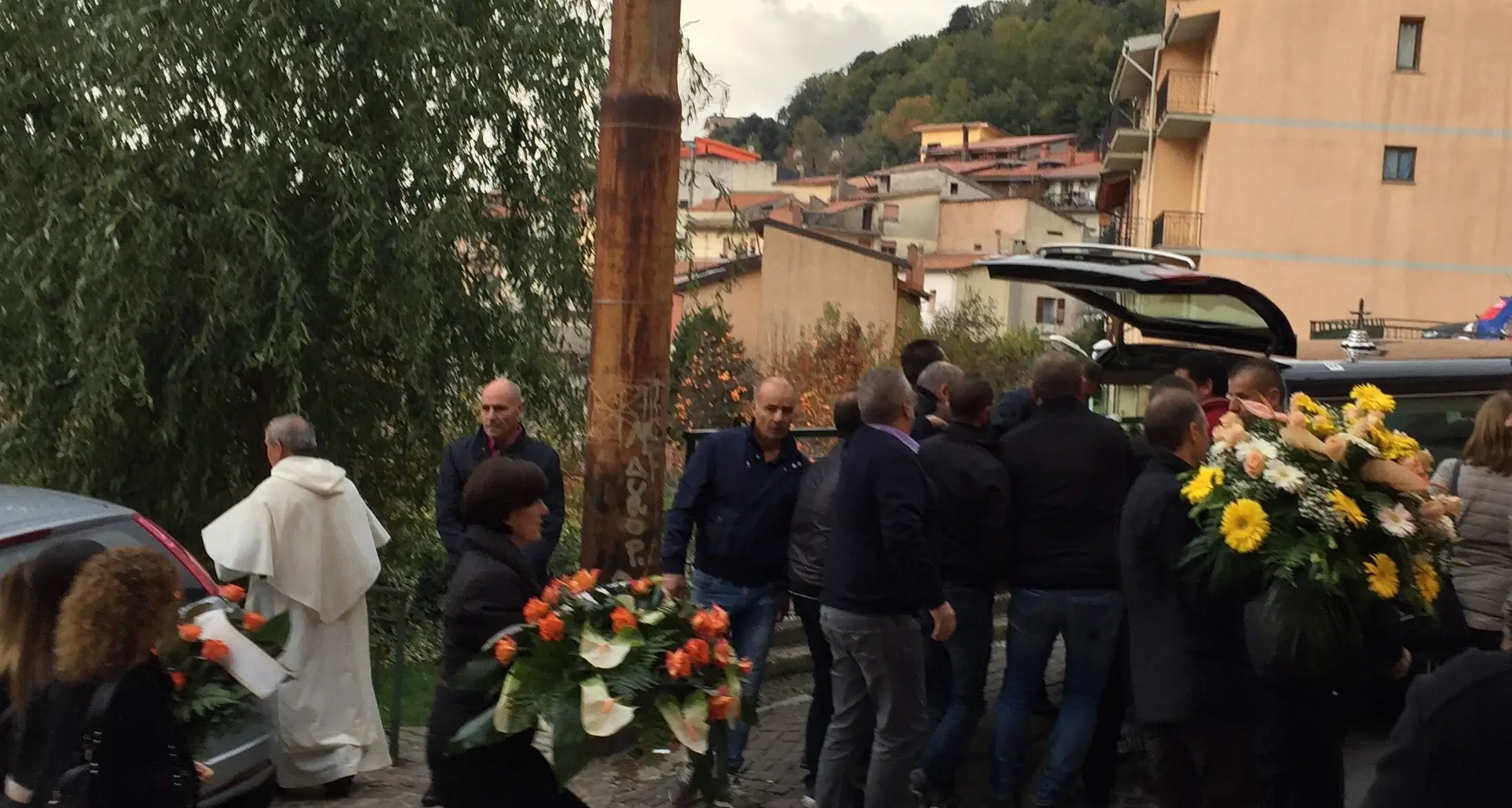 L'addio ad Antonio Floris. Il parroco ai funerali del detenuto assassinato a Padova: «Cercava la sua salvezza»