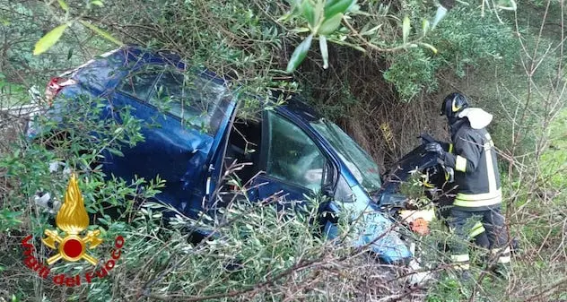Abbasanta. Auto fuori strada sulla SS131: conducente estratto dall'abitacolo dai Vigili del fuoco