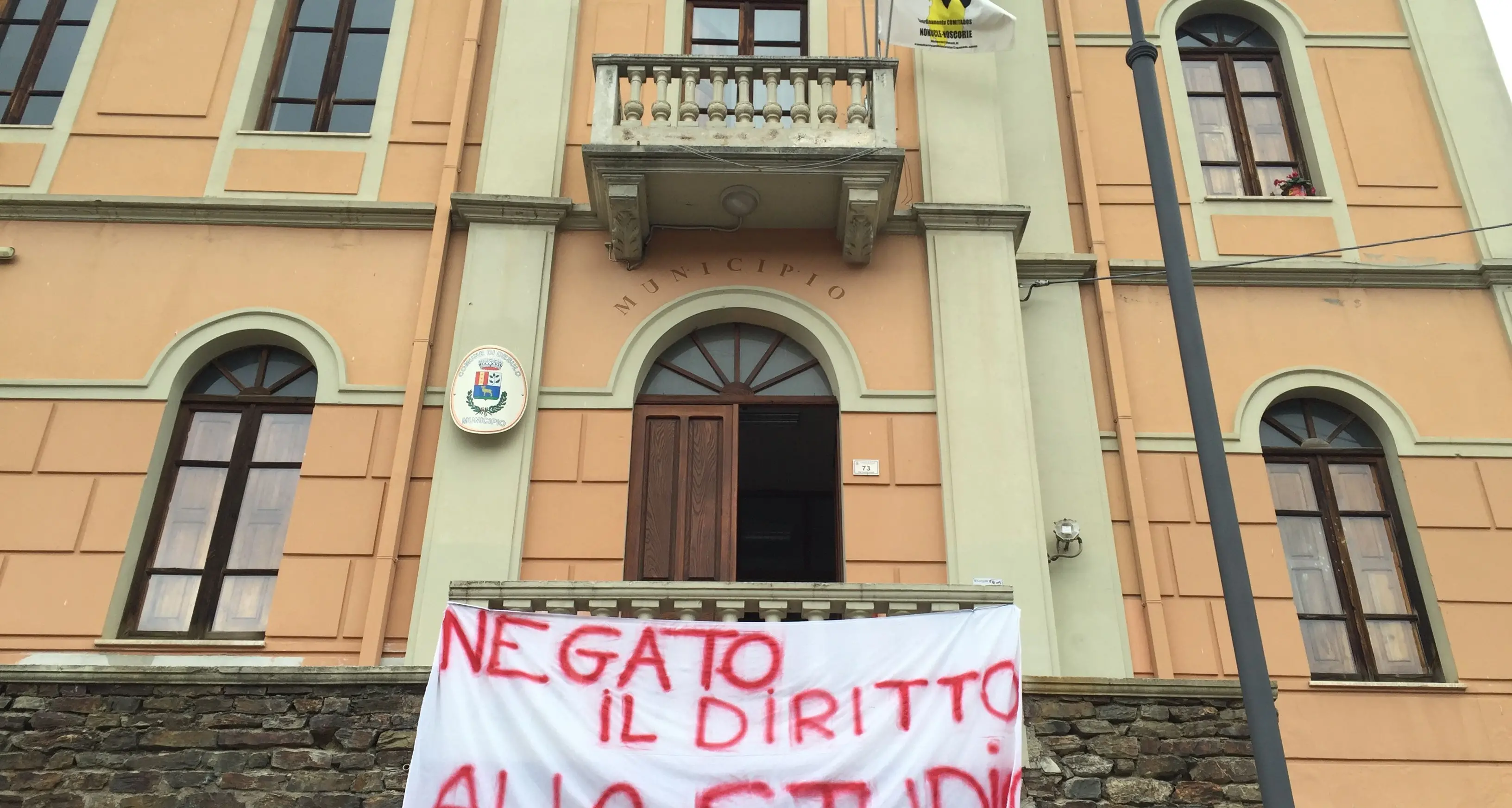 Occupato il Comune. Il sindaco annuncia: il 25 un vertice a Cagliari