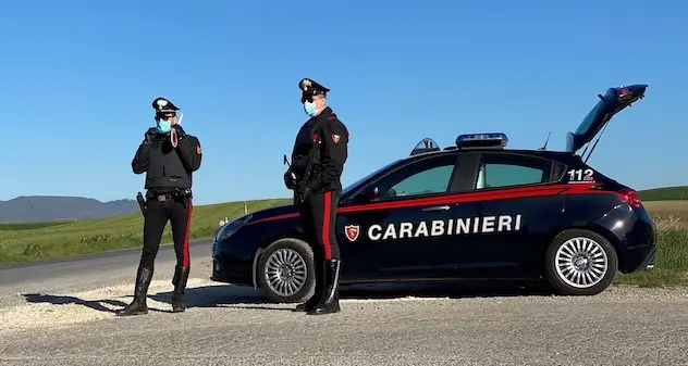 San Sperate. Non si ferma all’alt dei carabinieri, dopo l’inseguimento l’uomo si barrica in auto