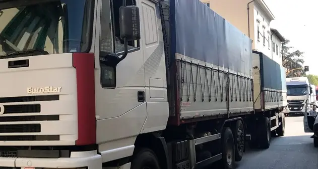 Controlli polstrada su camion e mezzi di trasporto: rilevate 65 violazioni