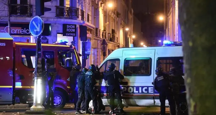 Parigi sotto l'assedio dei terroristi. Morte e terrore per le vie della città