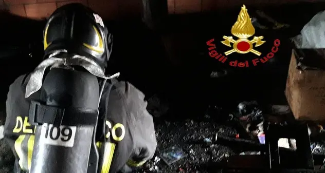 Norbello. Canna fumaria dell'abitazione in fiamme, intervengono i Vigili del fuoco